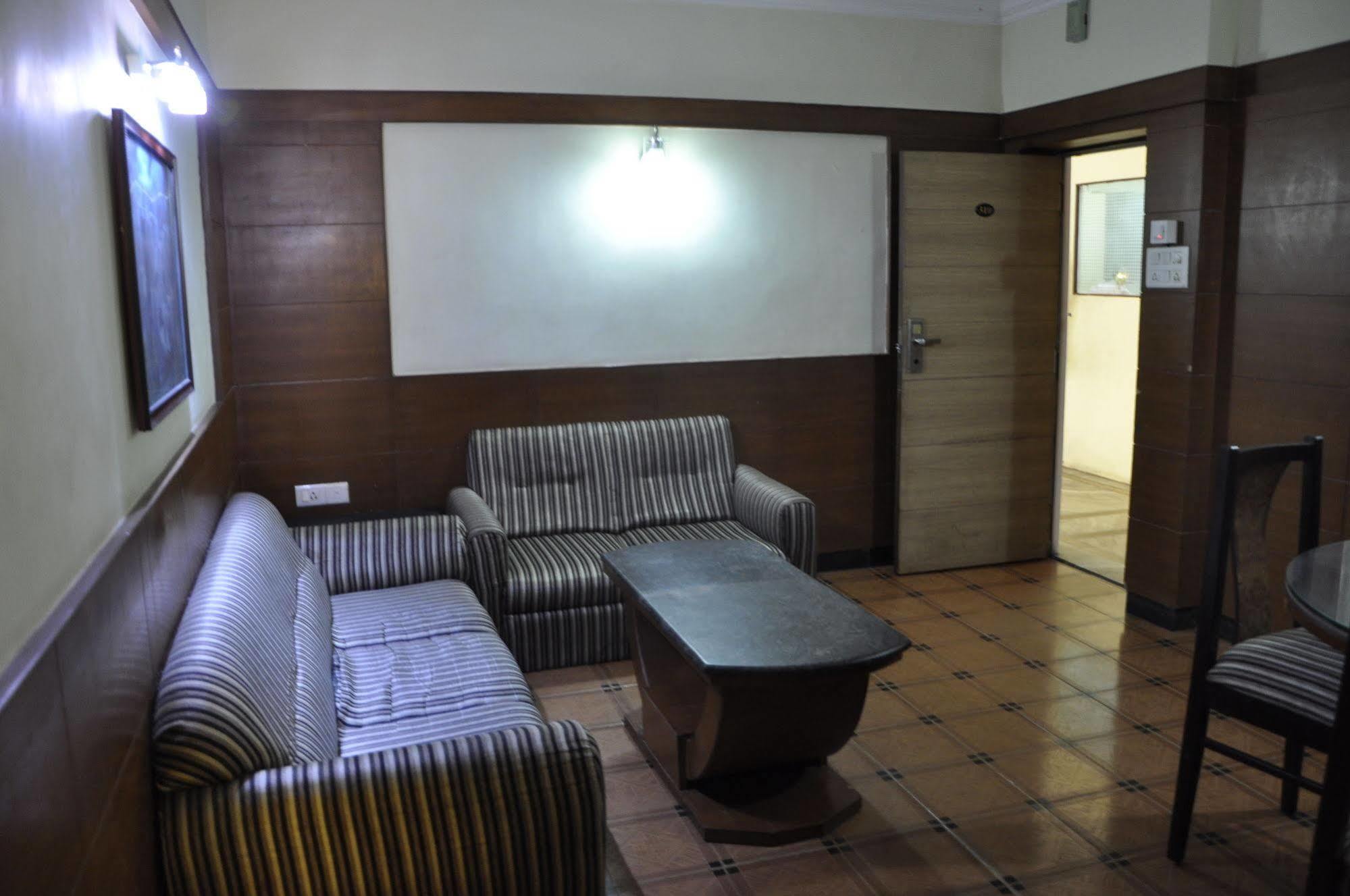 Fast Track Vadapalani Hotel 2*