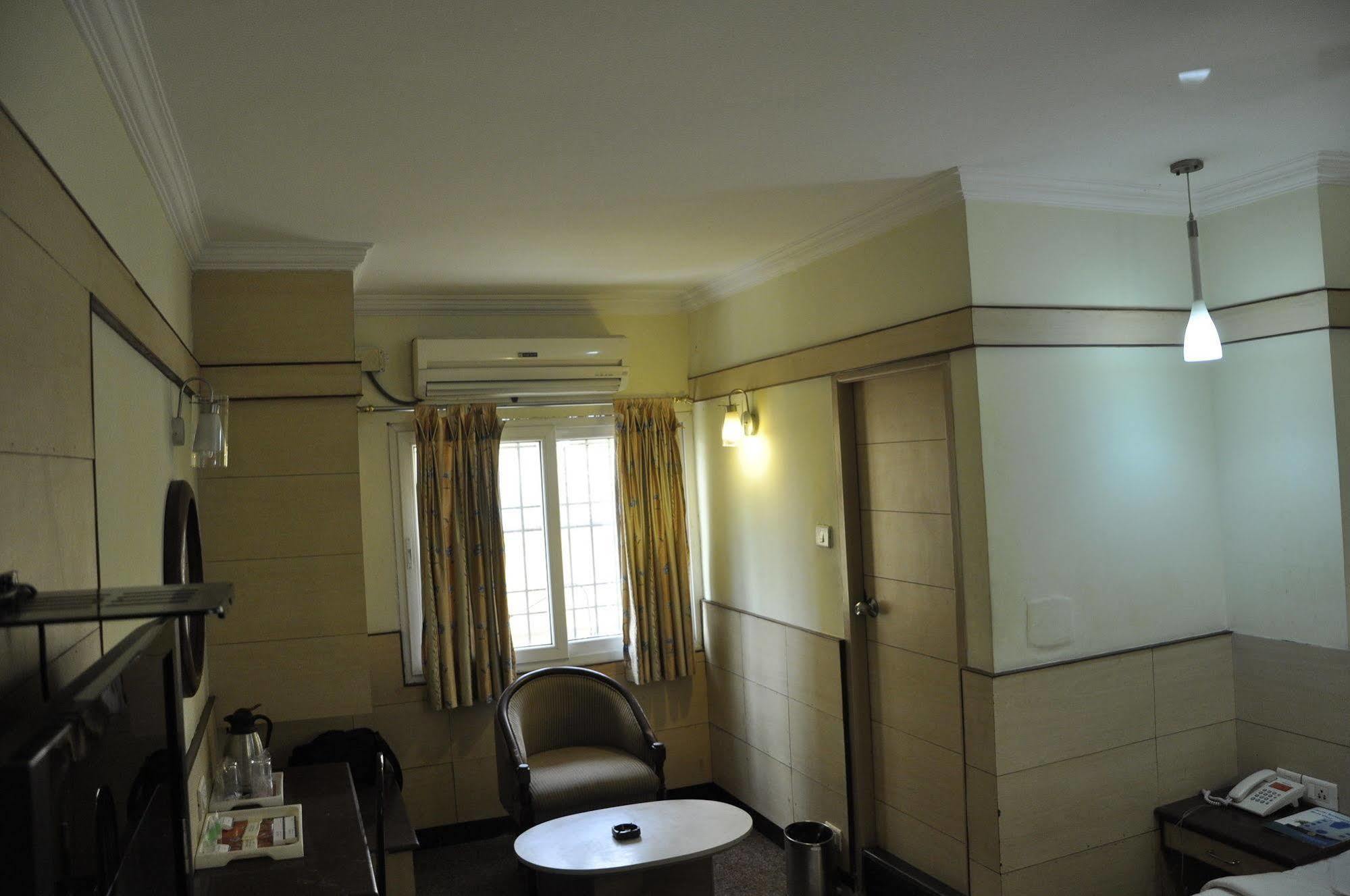 Fast Track Vadapalani Hotel 2*